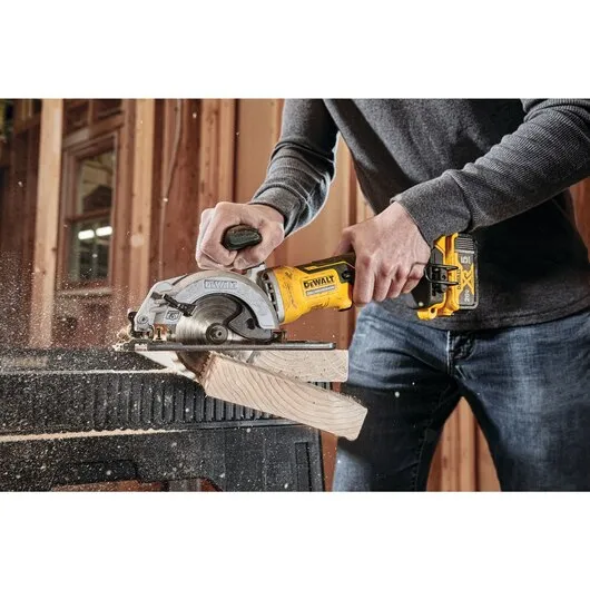 DeWalt DCS571P1 ATOMIC 20V MAX Brushless 4-1/2" Cordless Circular Saw Kit